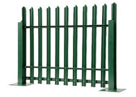 公園の緑色ポリ塩化ビニールの保証柵の塀は、金網の塀青ざめる