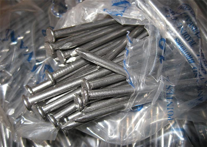 標準サイズの金属線の釘、反磨かれた電流を通された共通の釘