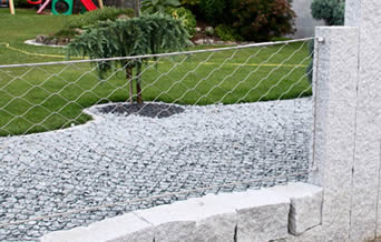 基盤に投石するために取付けられるステンレス鋼の庭の囲うことおよびコラムはあなたのすばらしい園芸植物を保護するように設計されている。