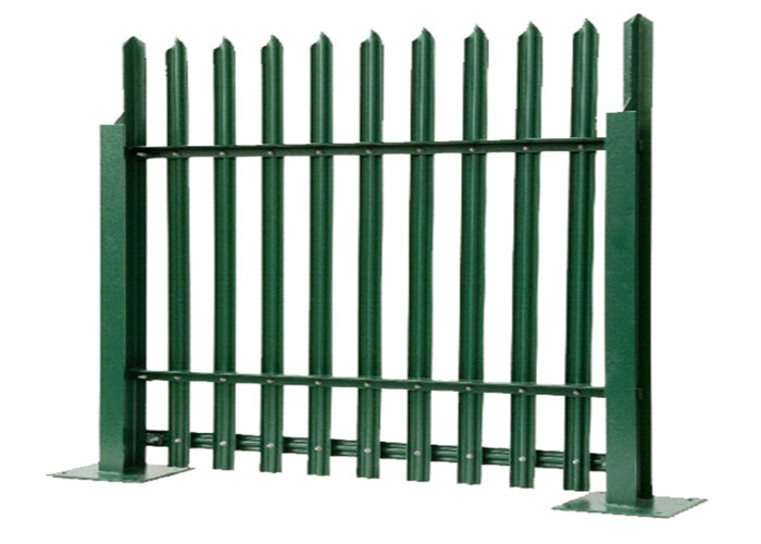 公園の緑色ポリ塩化ビニールの保証柵の塀は、金網の塀青ざめる
